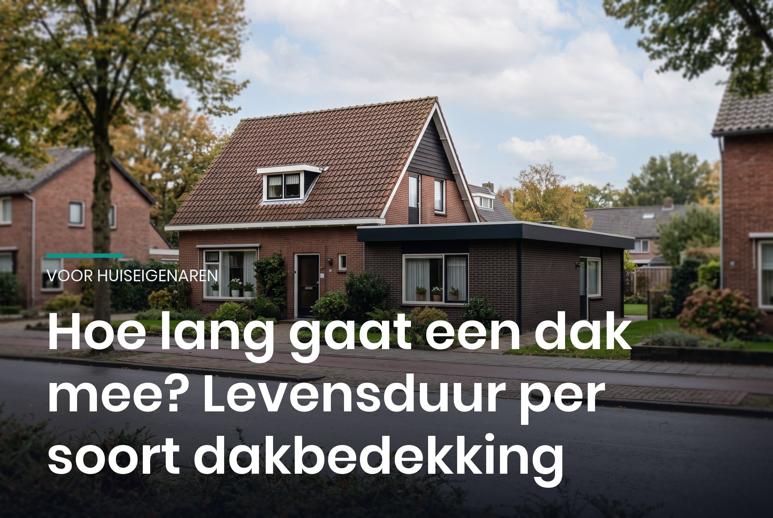 Nederlandse woning met een pannendak op het hoofdhuis en een plat dak op de aanbouw