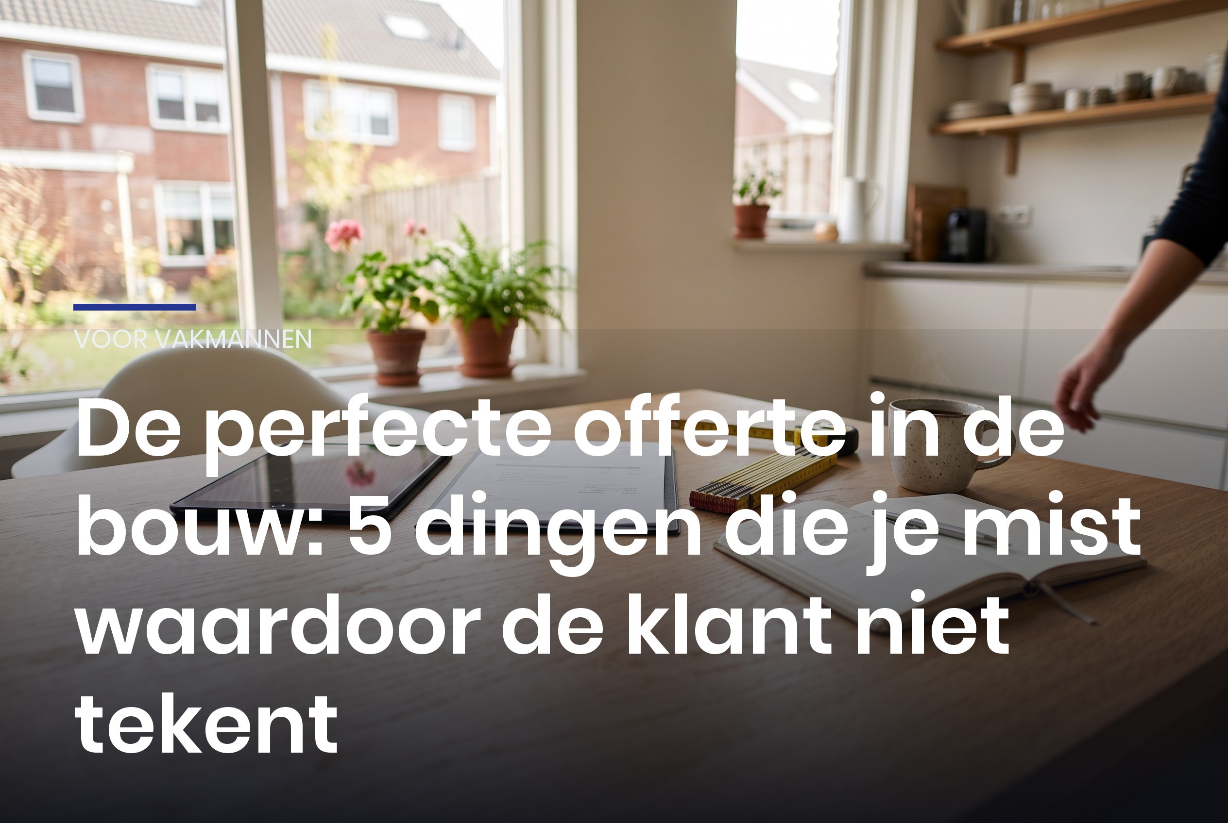 Vakman maakt aan de keukentafel een offerte op bij een klant thuis