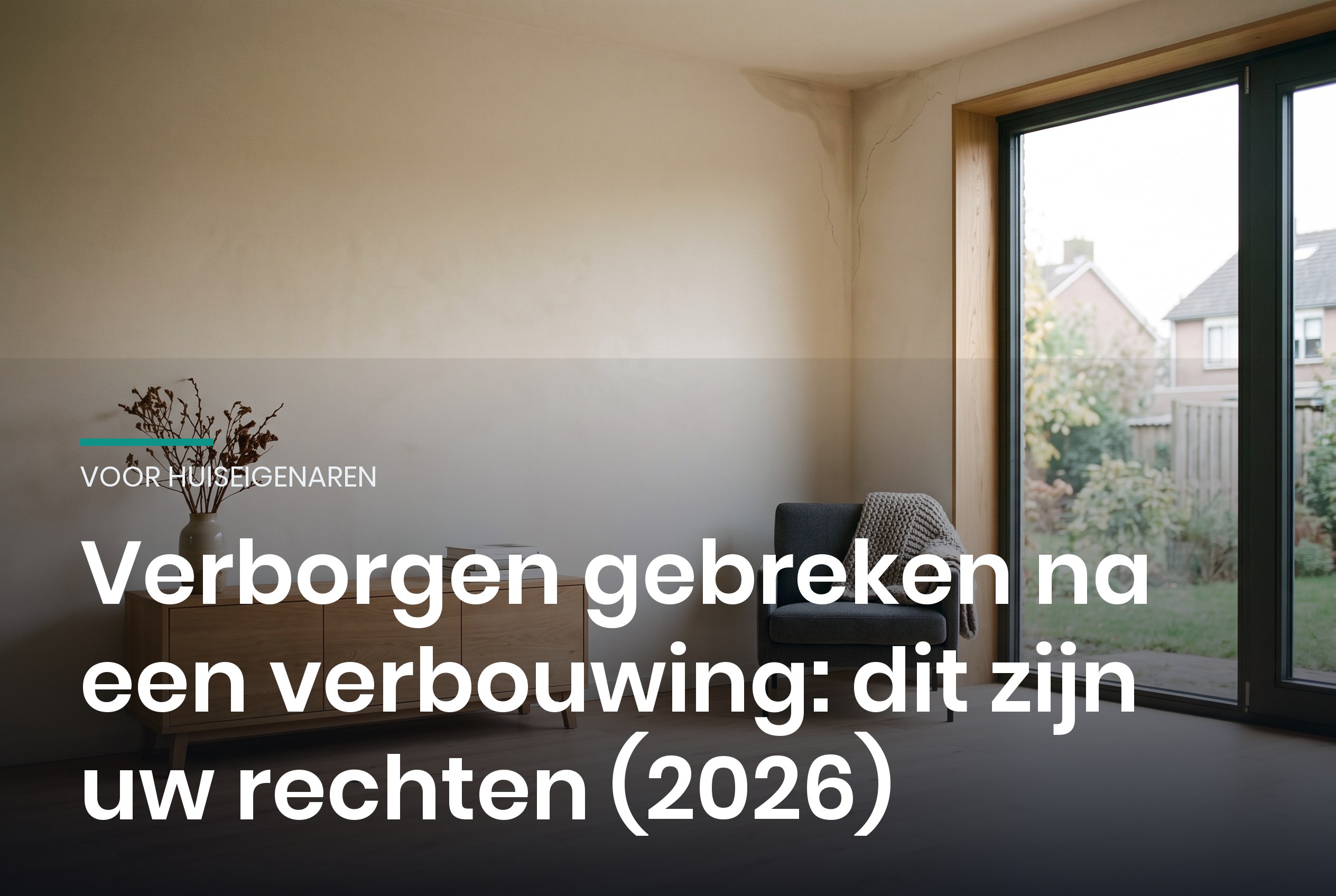 Rustige Nederlandse woonkamer na een verbouwing met een haarscheur in de hoek naast het raam